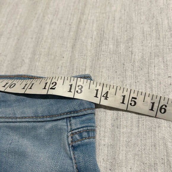 Aeropostale Distressed Cuff Midi Short in Classic High Rise Blue Denim Size 27” - Picture 4 of 4